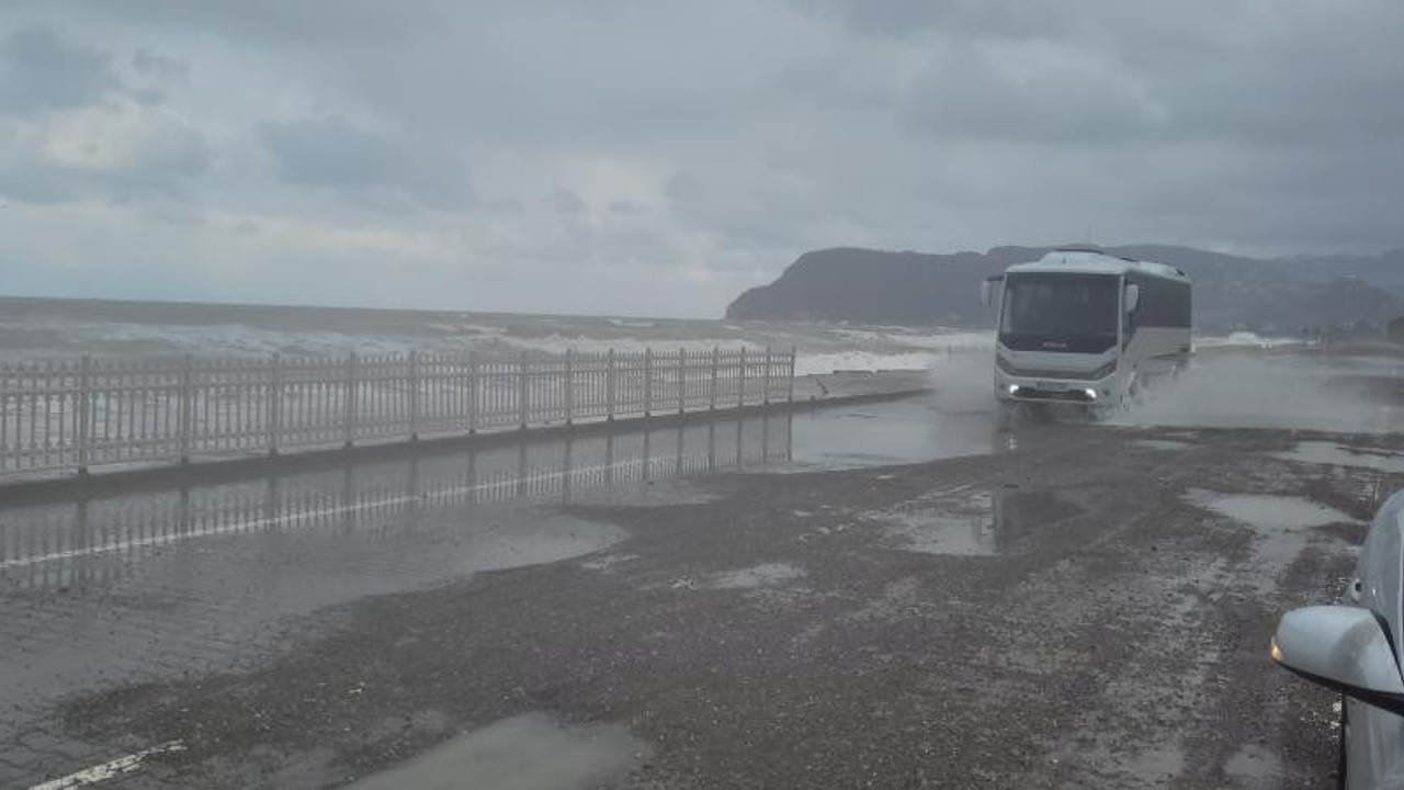 Dalgalar denizi dövdü