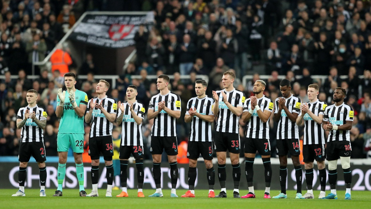 Newcastle United-Liverpool maçında Atsu için saygı duruşu yapıldı