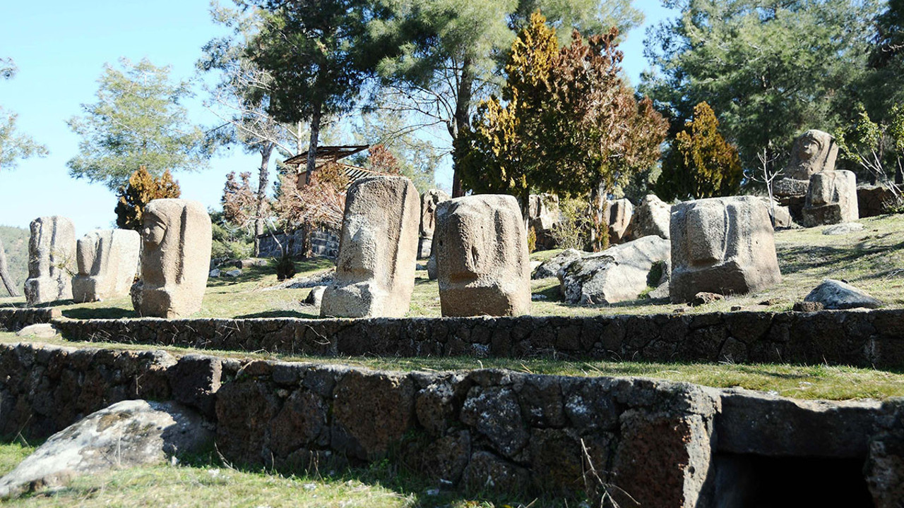Üç bin yıllık heykeller depreme rağmen sapasağlam