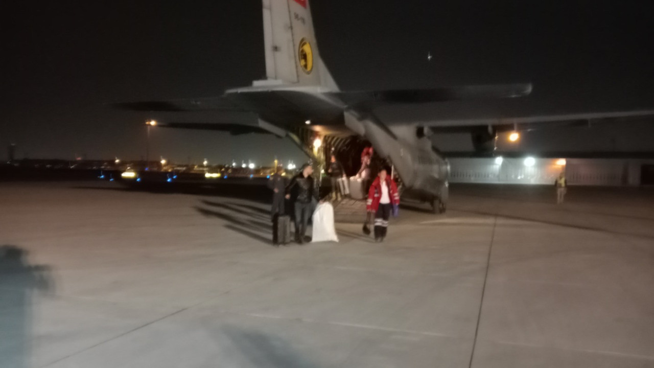 Arama kurtarma çalışmalarına katılan 32 itfaiyeci İstanbul'a döndü