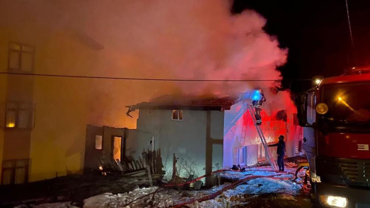 Ahşap evler küle döndü