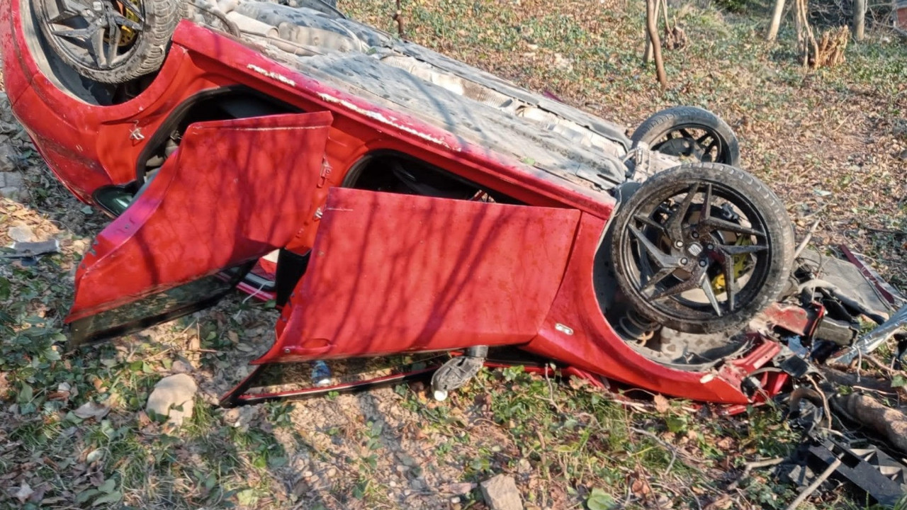 Kontrolden çıkan otomobil ormanlık alana uçtu