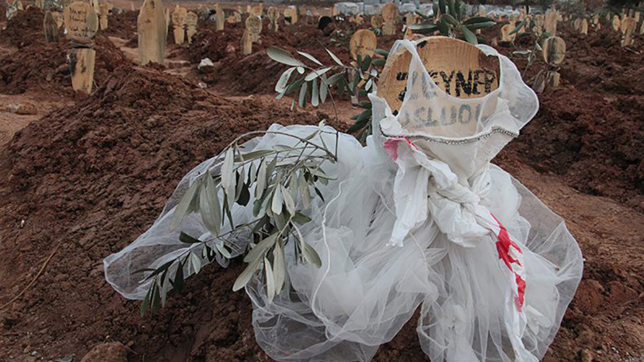 Soykırım anıtı gibi. Müteahhitler, onlara göz yuman belediyeciler ve imar aflarının ortak eseri. Özel eşyaları mezar tahtalarına asıldı