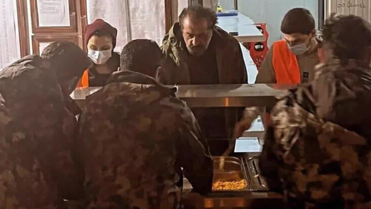 Mehmetçik'ten Mehmet Şef'e Sen merak etme şefim yağmacılar bizde