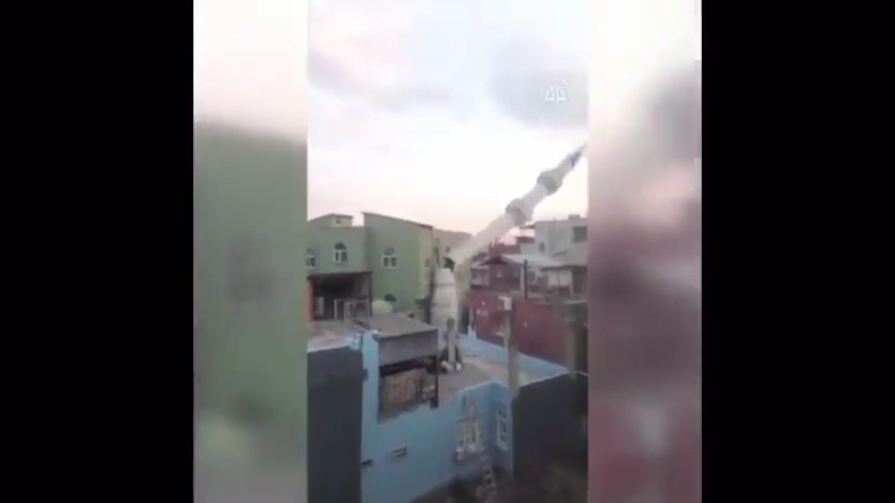 Kontrollü şekilde yıkılan minare, kontrolsüz şekilde 3 katlı evin üzerine devrildi