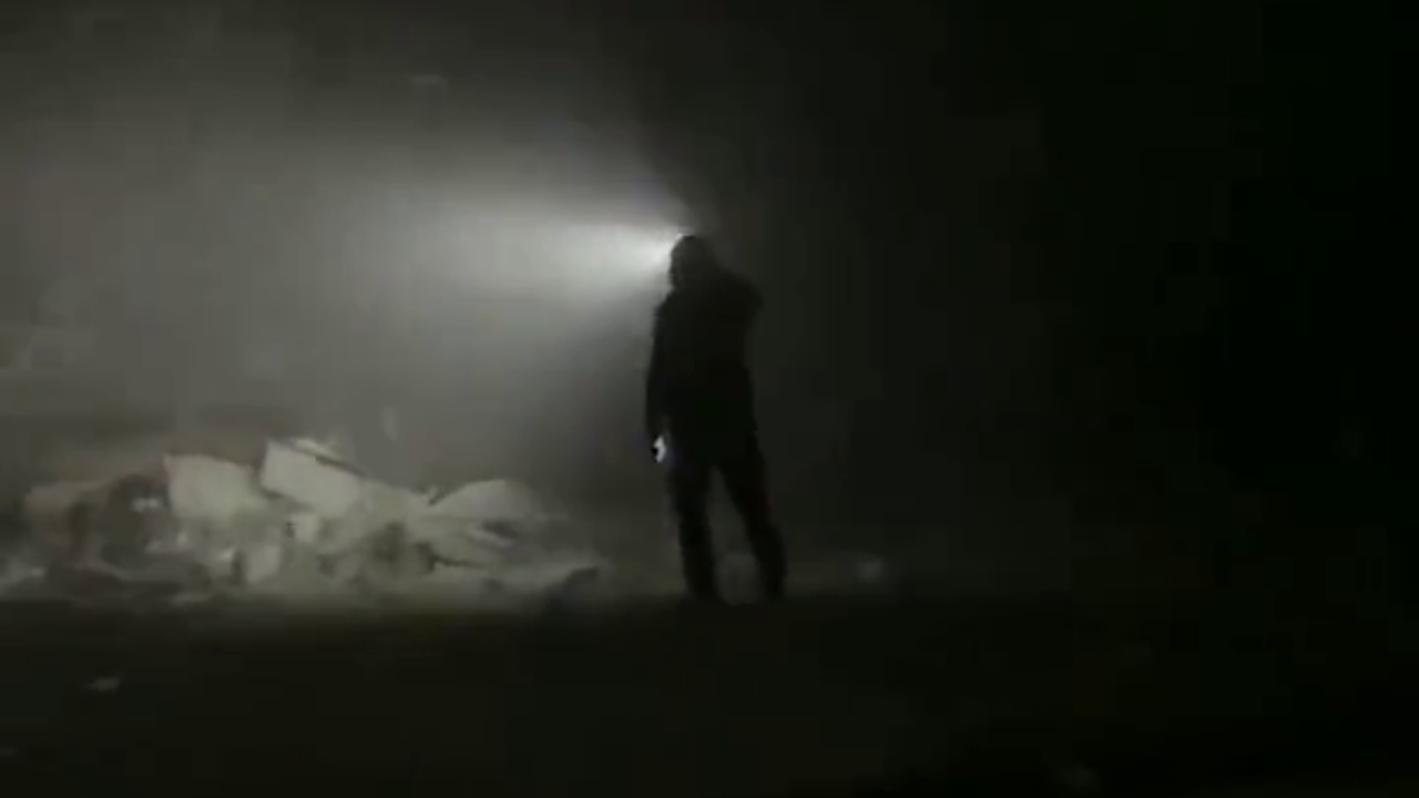 Yıkıldı... Öldüler... Hala yıkılıyor. Nereye gideceğiz... Hatay'da 6.4’lük deprem sonrası bir kadının çığlıkları kulaklarından gitmiyor