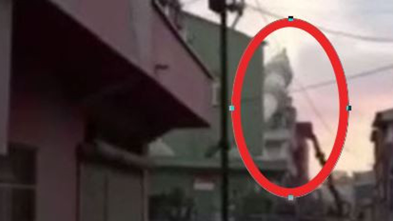 Minare 3 katlı evin üzerine düştü