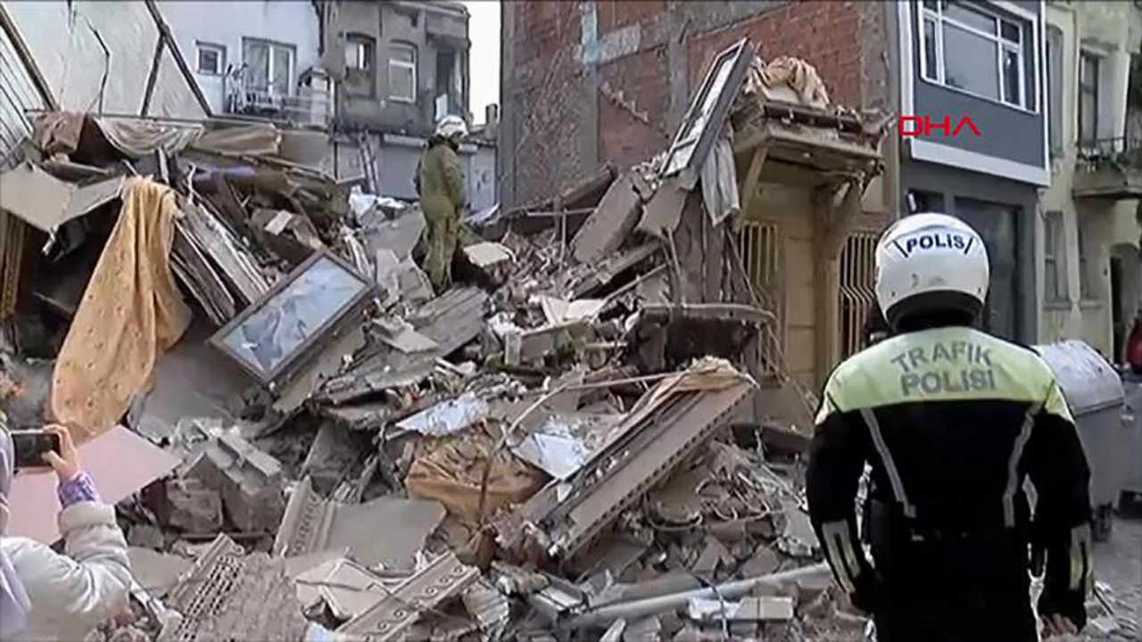 Son dakika… Fatih'te 2 katlı bina çöktü