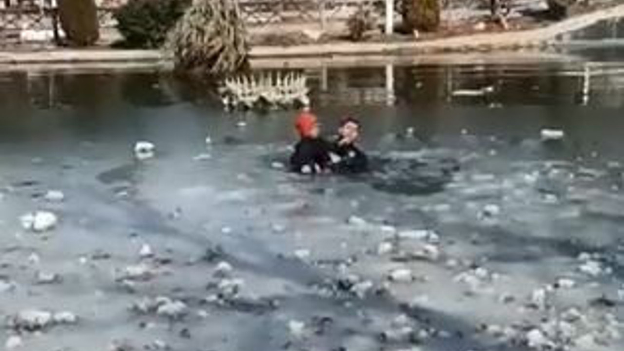 Depremzede çocuğu göletten polis kurtardı