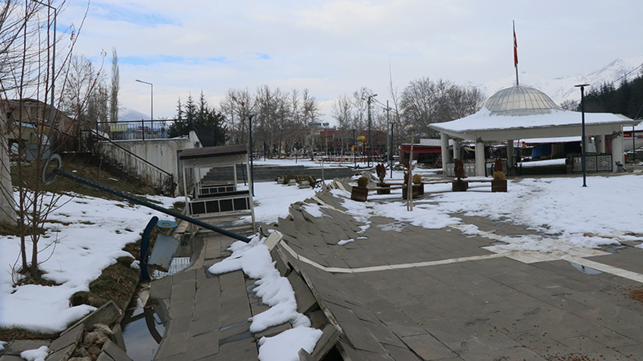 Ekinözü'nde yolda yarıklar oluştu asfalt kabardı