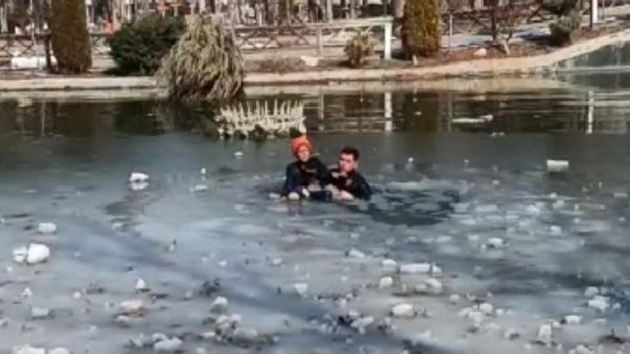 Deprem bölgesindeki buzlu göle düşen kızı kurtardı. Helal sana Türk Polisi