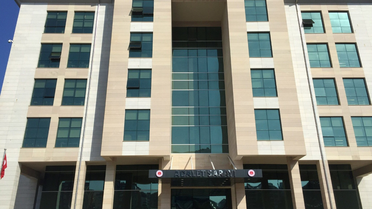 Trabzon Adliyesi’nde görevli kâtip tarafı olduğu dava dosyasındaki belgelere müdahale ettiği iddia edildi