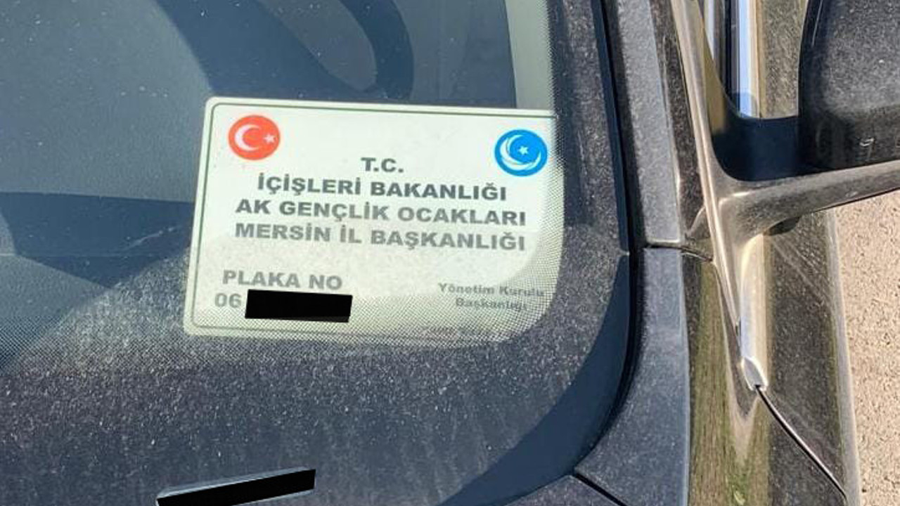 T.C. İçişleri Bakanlığı yazılı giriş kartları ile yeniden gündem oldu. ‘Ak Gençlik Ocakları’ meclis gündemine taşındı
