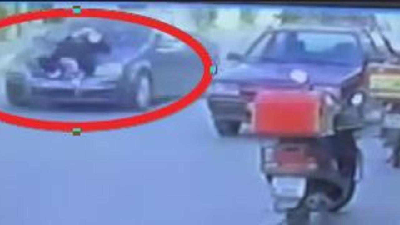 Kadın husumetlisi kadını kaputta sürükledi