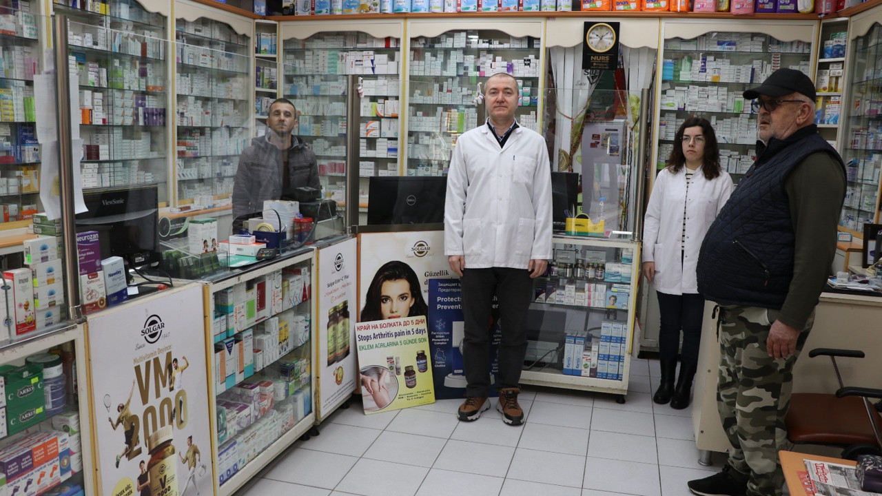 Depremde hayatını kaybeden eczacılar için meslektaşlarından saygı duruşu