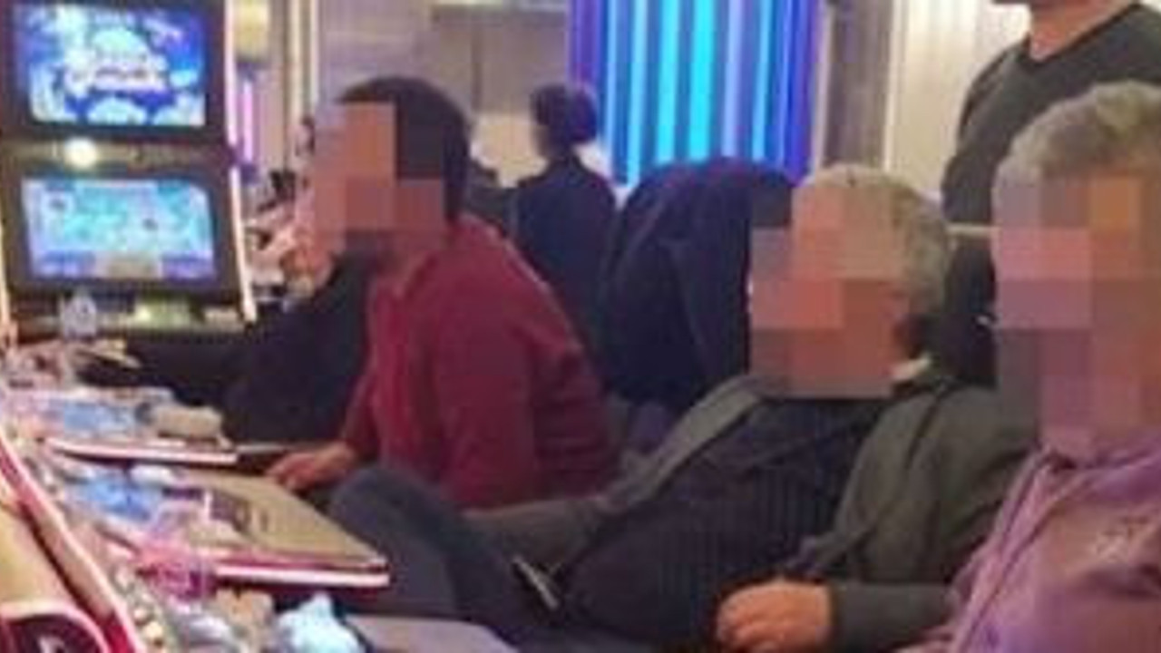 Depremin 9. günündeki rezalet dünyanın dilinde. İnsanlar enkaz altındayken AKP'li belediye kumara götürdü