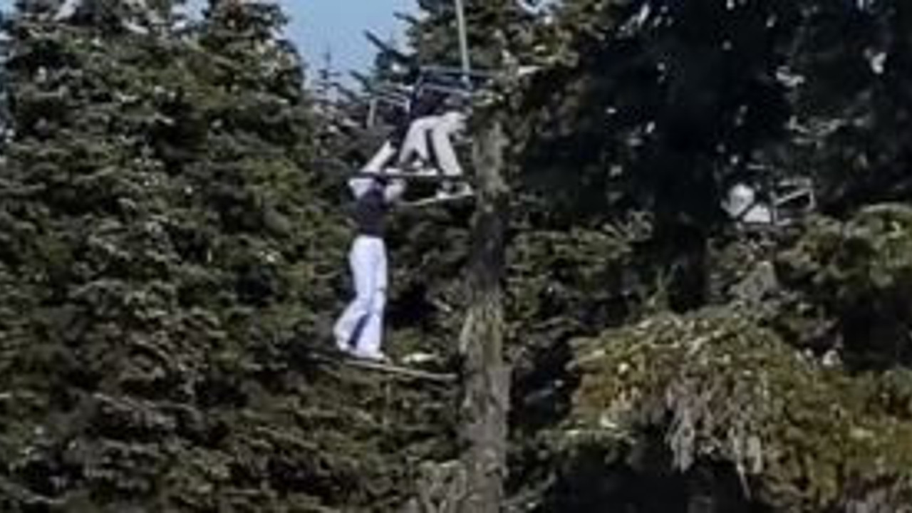 Uludağ’da kayakçı telesiyejde böyle asılı kaldı