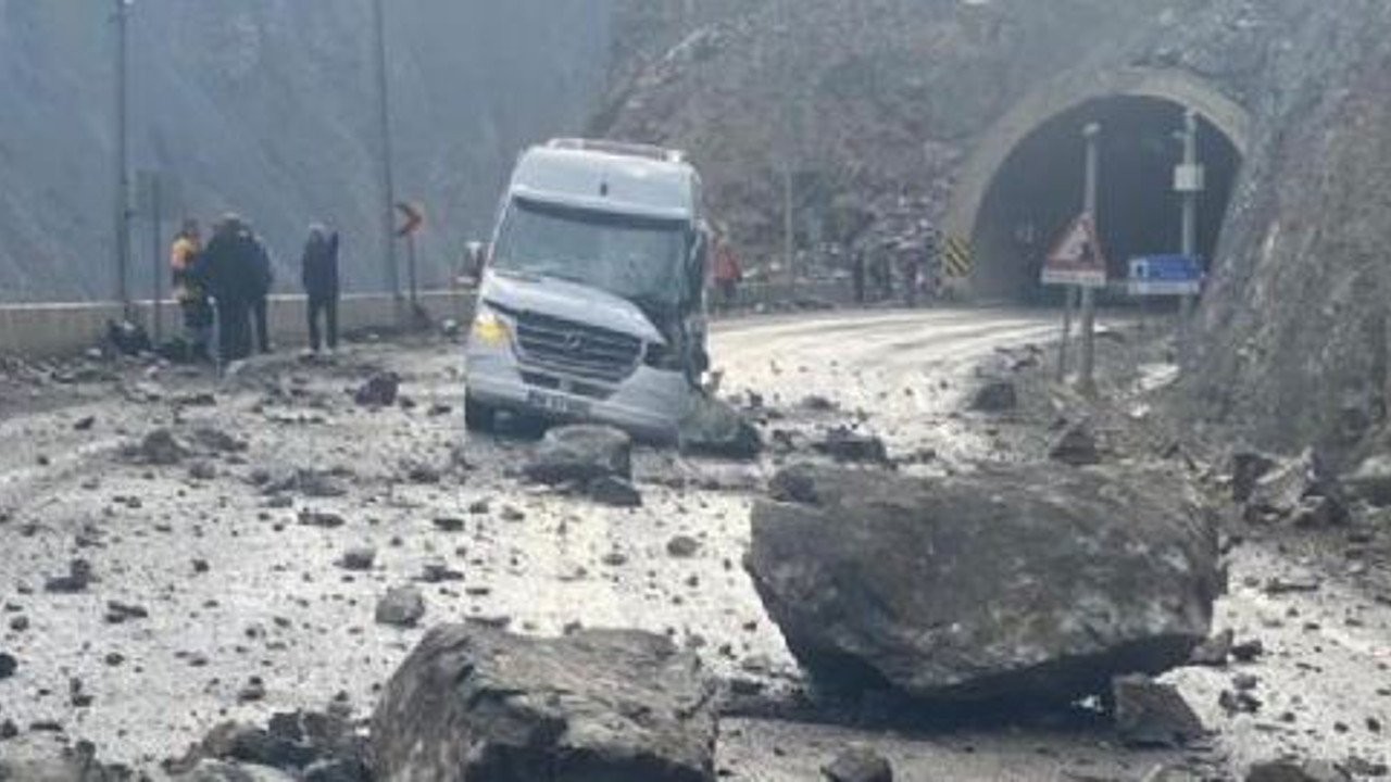 Yamaçtan kopan kayalar servis aracına isabet etti: 4 kişi yaralı