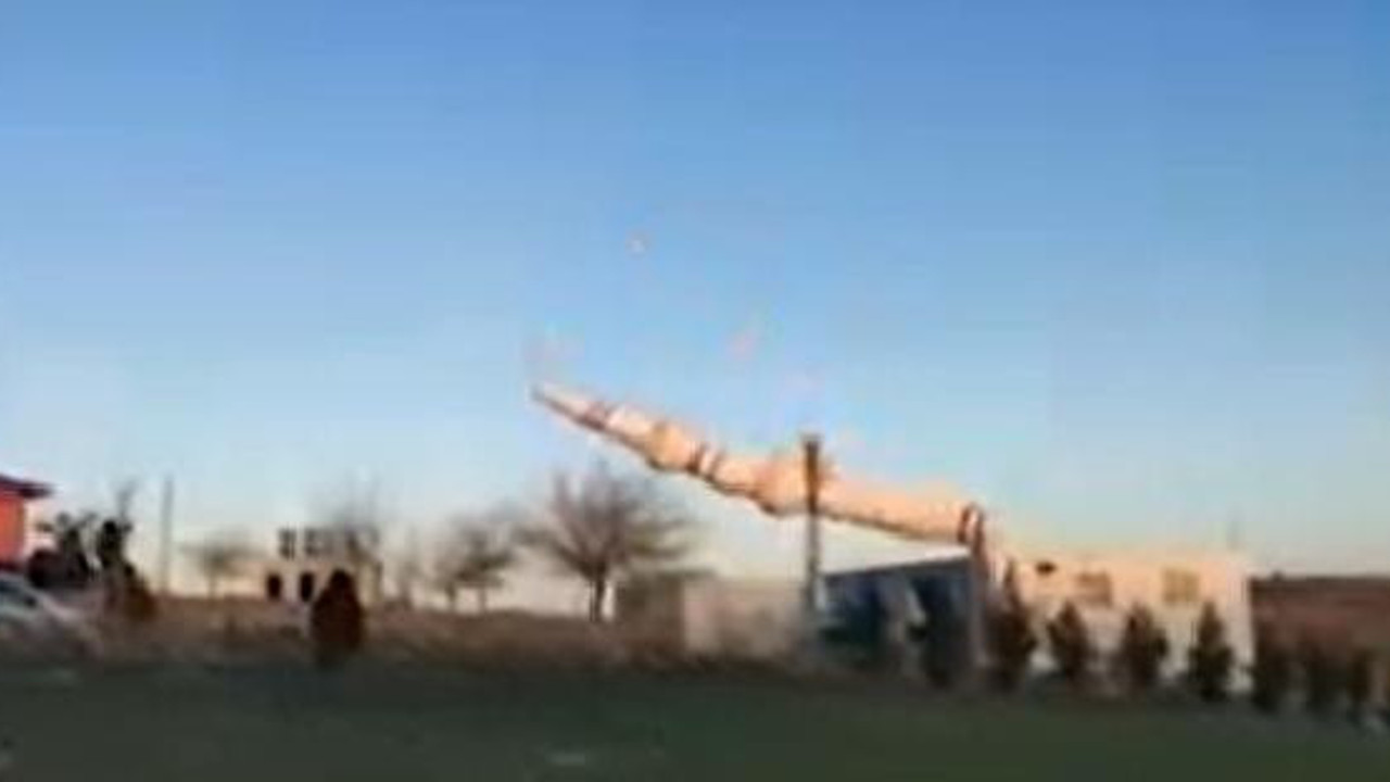 Diyarbakır'da, depremde hasar gören 3 caminin minaresi kontrollü olarak yıkıldı