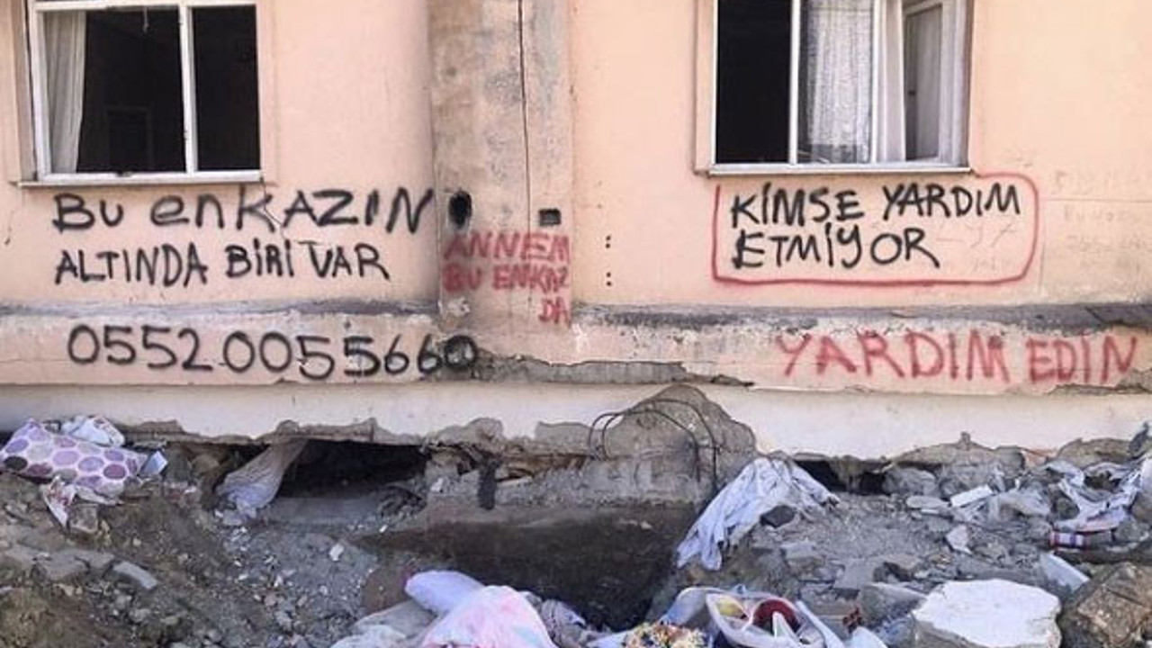 Depremde yaşanan çaresizliğin tarifsiz özeti duvar yazılarına yansıdı