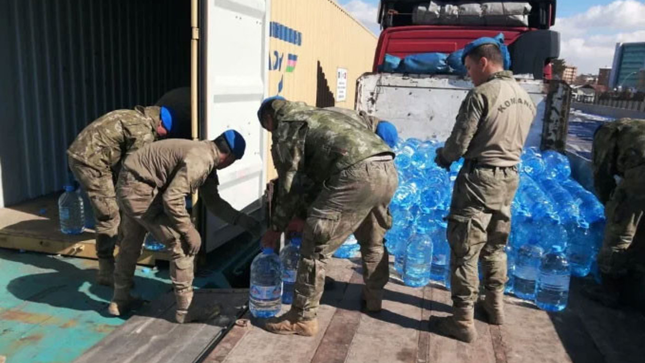 Askerler, deprem bölgelerine içme suyu taşıdı