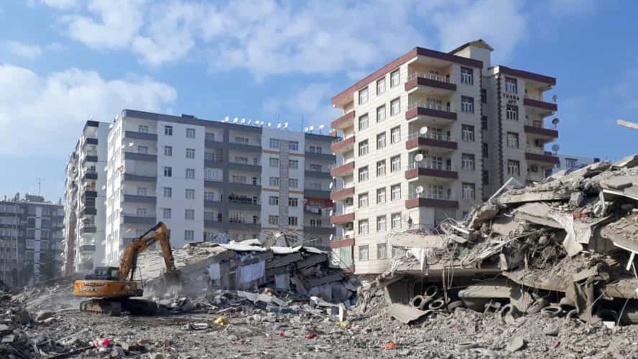 Diyarbakır'da ağır hasarlı 3 bina yıkıldı