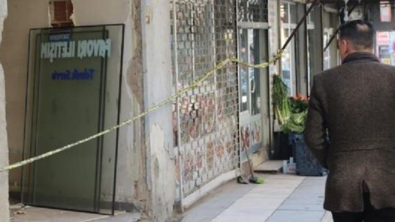 Elazığ’da ağır hasarlı binalara naylon şeritli önlem