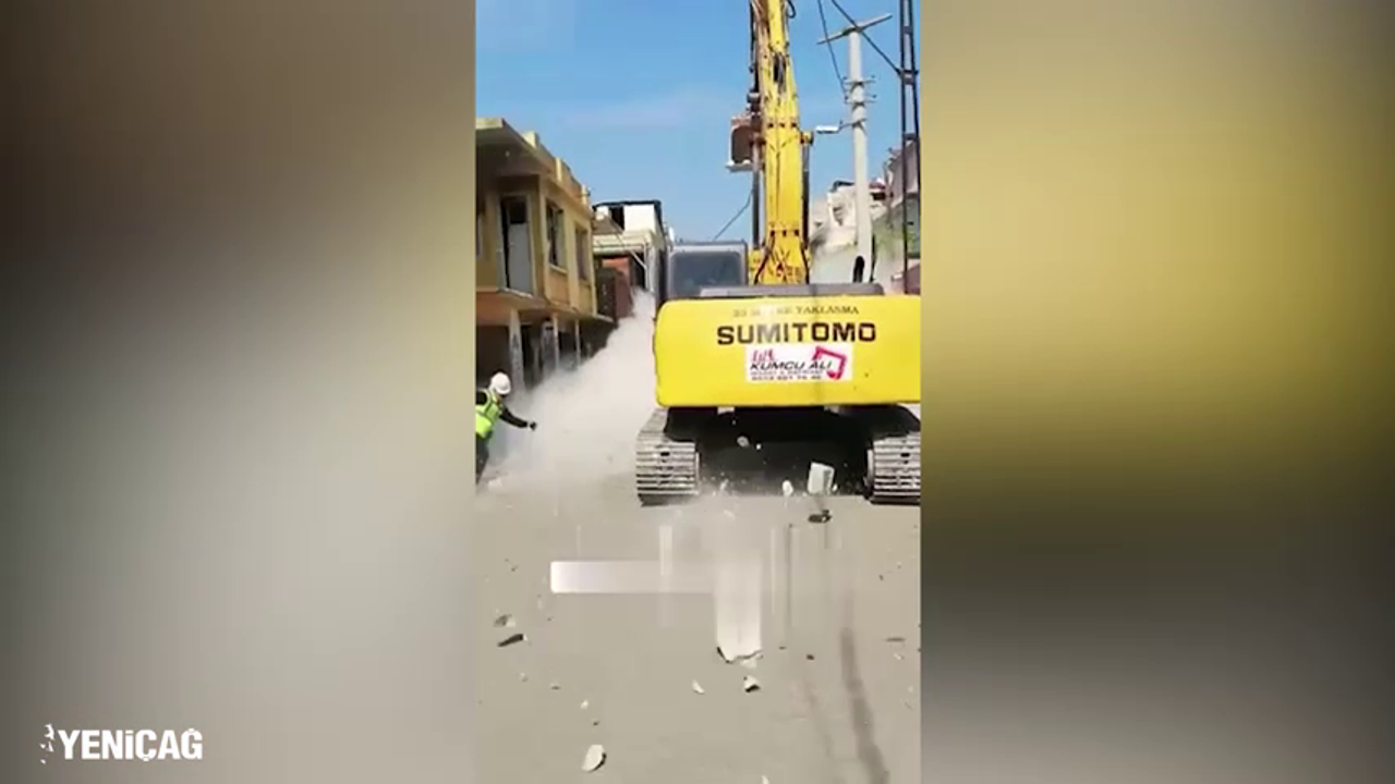 Adana’da 'kontrollü' minare yıkımı faciayla sonuçlanacaktı. Yaralılar var