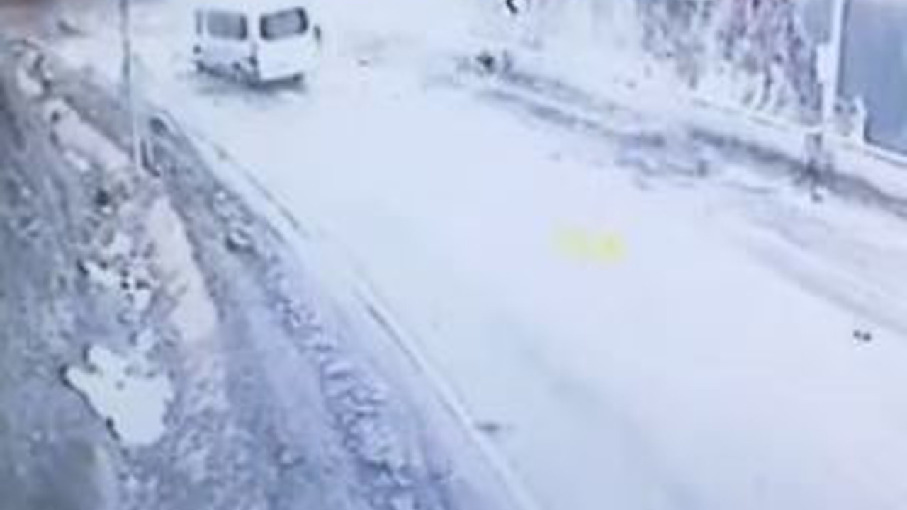 Servis aracının heyelan altında kaldığı görüntüler ortaya çıktı