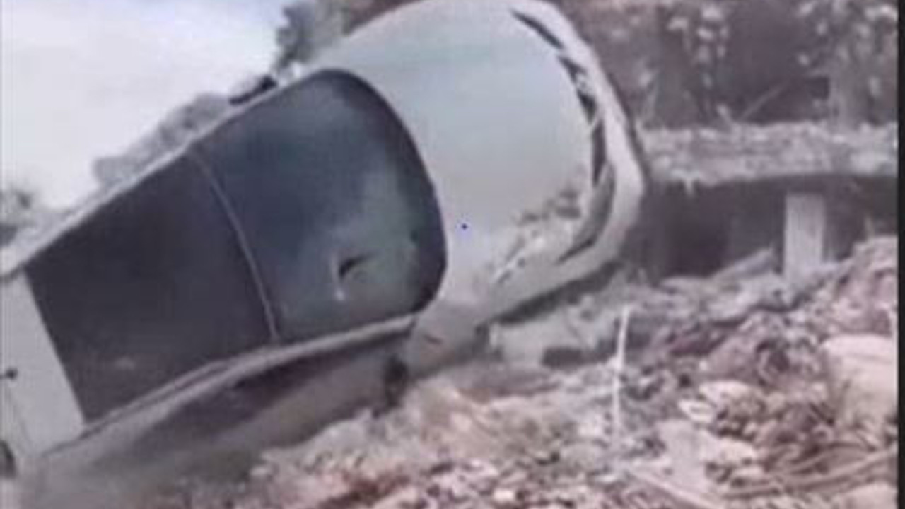 Depremi az hasarla atlatan otomobili kepçe operatörü yok etti