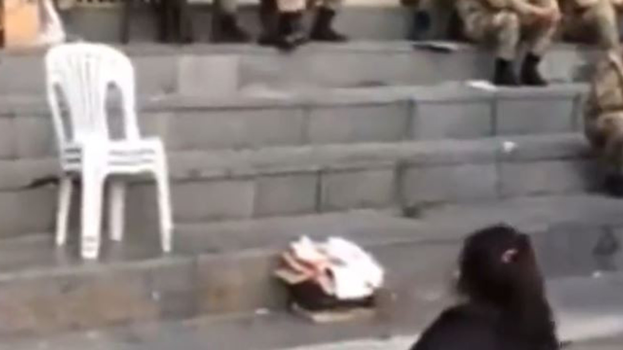 Küçük kız deprem bölgesindeki Mehmetçiklere İzmir Marşı'nı söyledi. Mehmetçikler sessizce küçük kızı dinledi