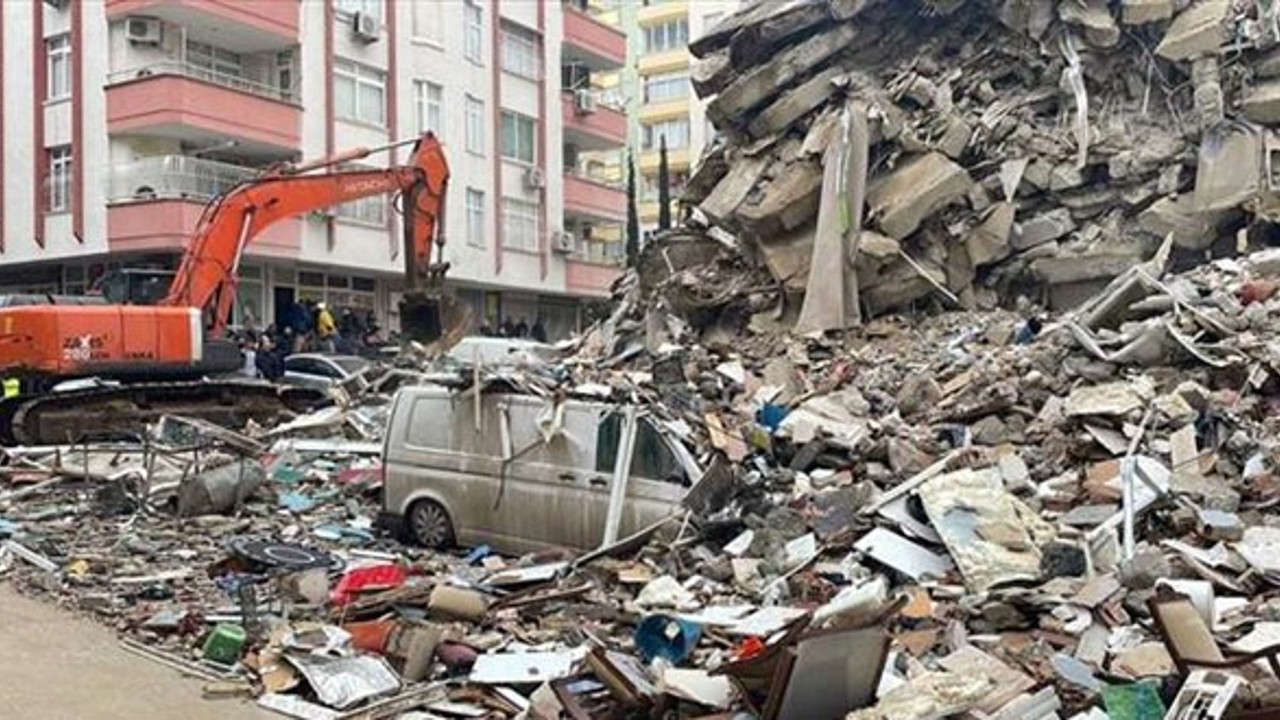 Kahramanmaraş'ta enkaz kaldırma işi AKP'li isme gitti. Depremde bile yandaş ihya ediliyor