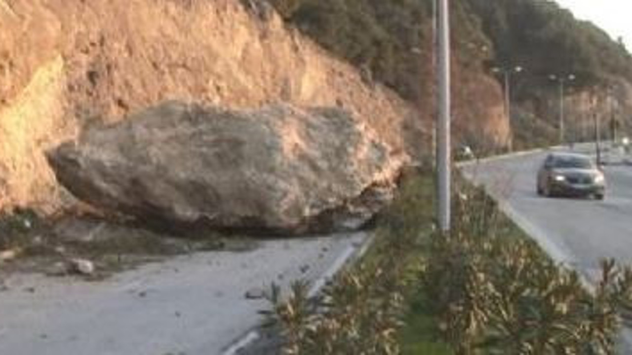 Deprem dağları yerinden oynattı dev kayalar can aldı