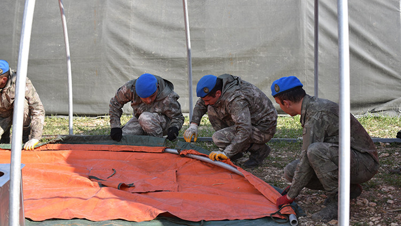 Komandolardan depremzedelere çadır kent