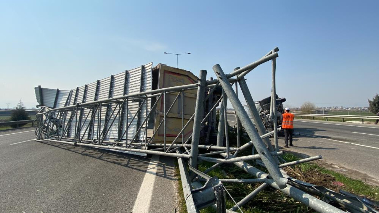 Dorsesi açılan kamyon ortalığı savaş alanına çevirdi