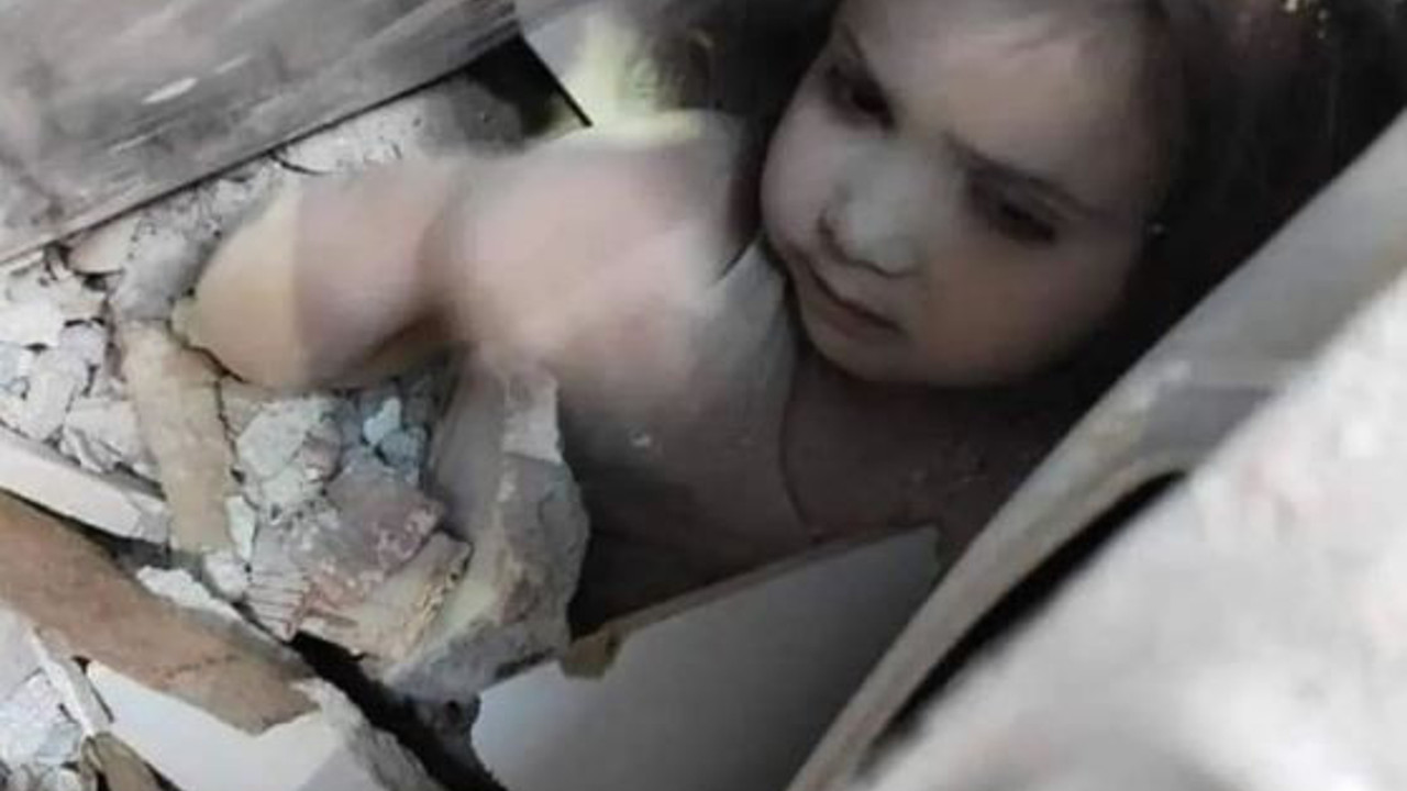 Ayda'nın enkazdaki bu fotoğrafı müteahhitlerin dosyasının kapağına konulsun. İmar affı çıkaran siyasilerin duvarına asılsın