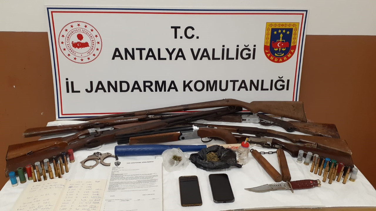 Silah zoruyla otomobillere el koyan 3 şüpheliye tutuklama