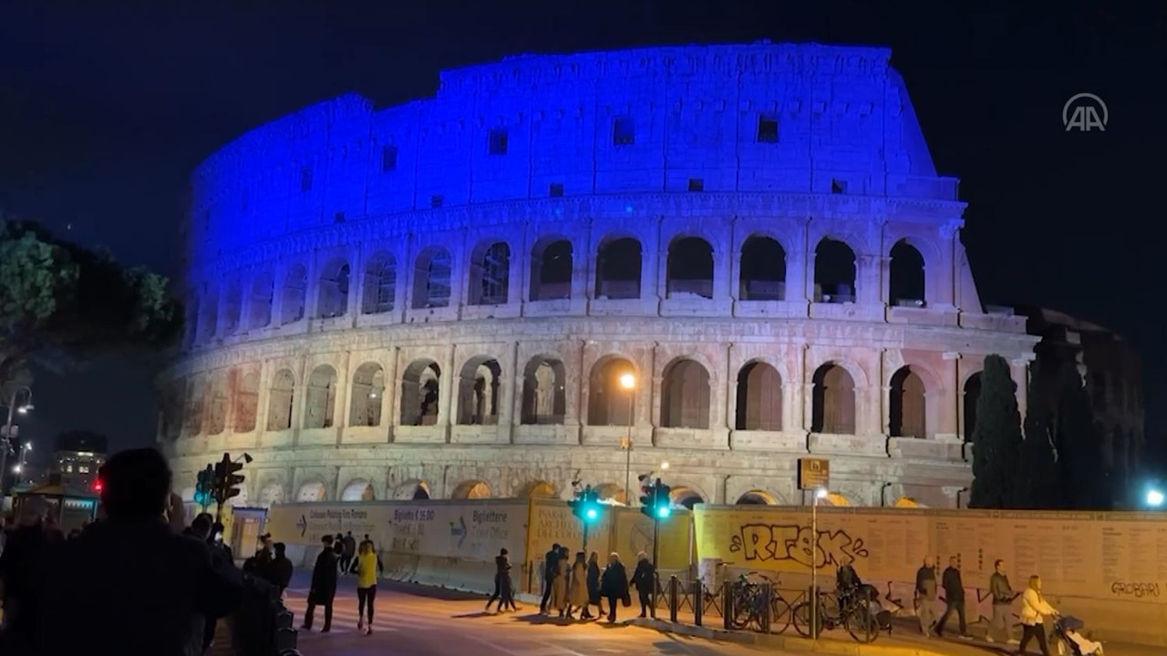 Dünyaca ünlü antik arena Kolezyum'a Ukrayna bayrağı renkleri yansıtıldı