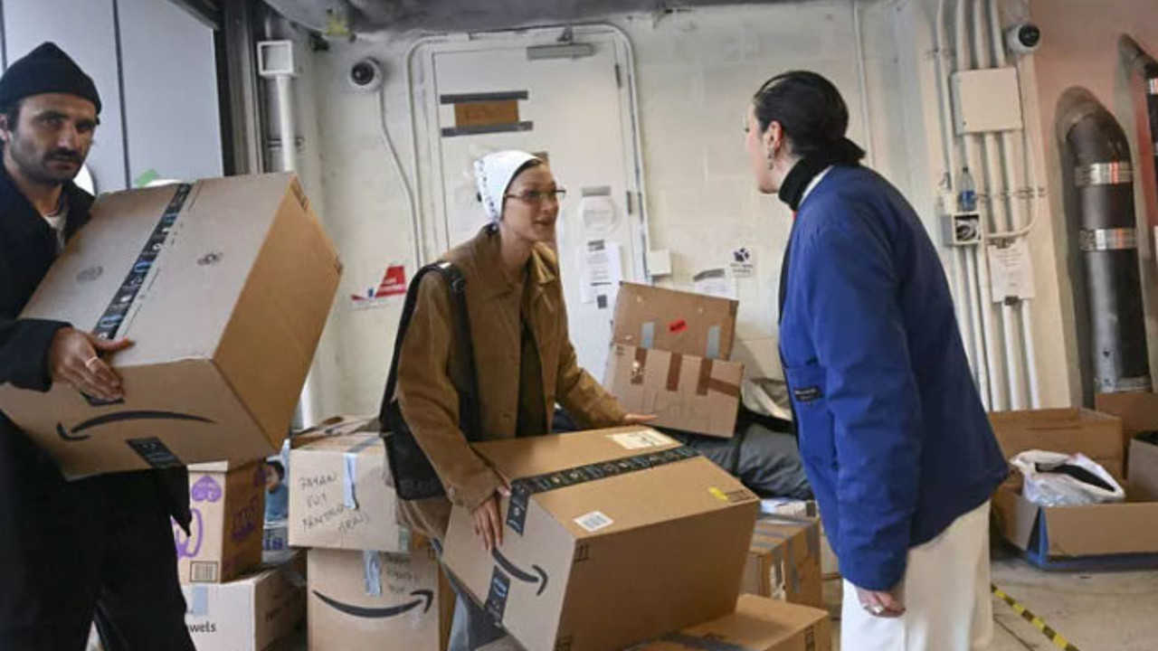 Bella Hadid'den Türkiye'ye kutu kutu yardım