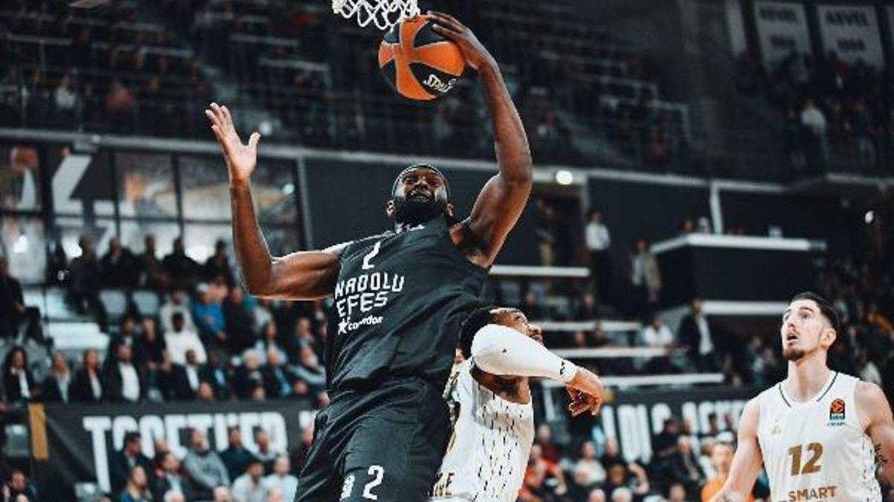 Siyah formalı Anaodolu Efes Fransa'da galip