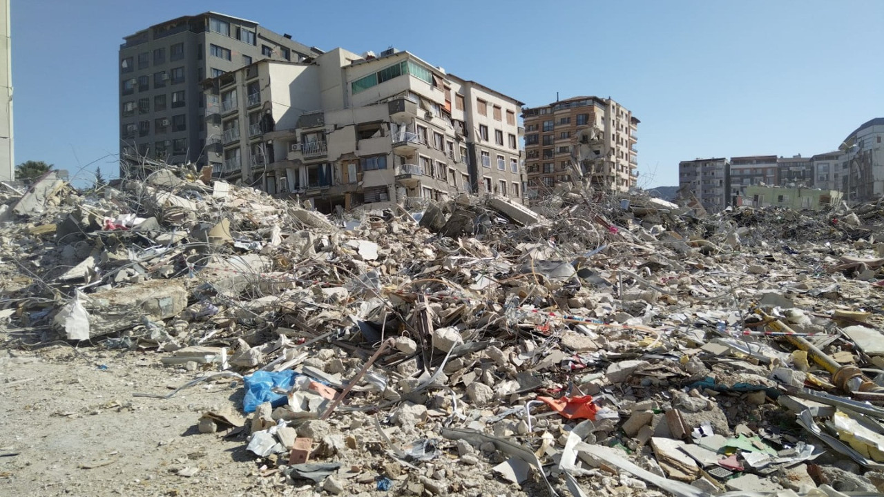 CHP’li Sertel'den Bakan Kurum’a: Enkazlardan çıkan atıkları nereye döktünüz?