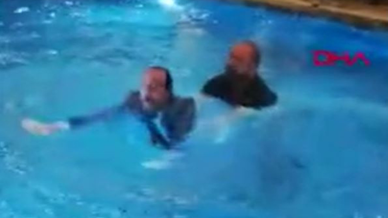 Depremzedeler için konser veren Mustafa Keser havuza düştü