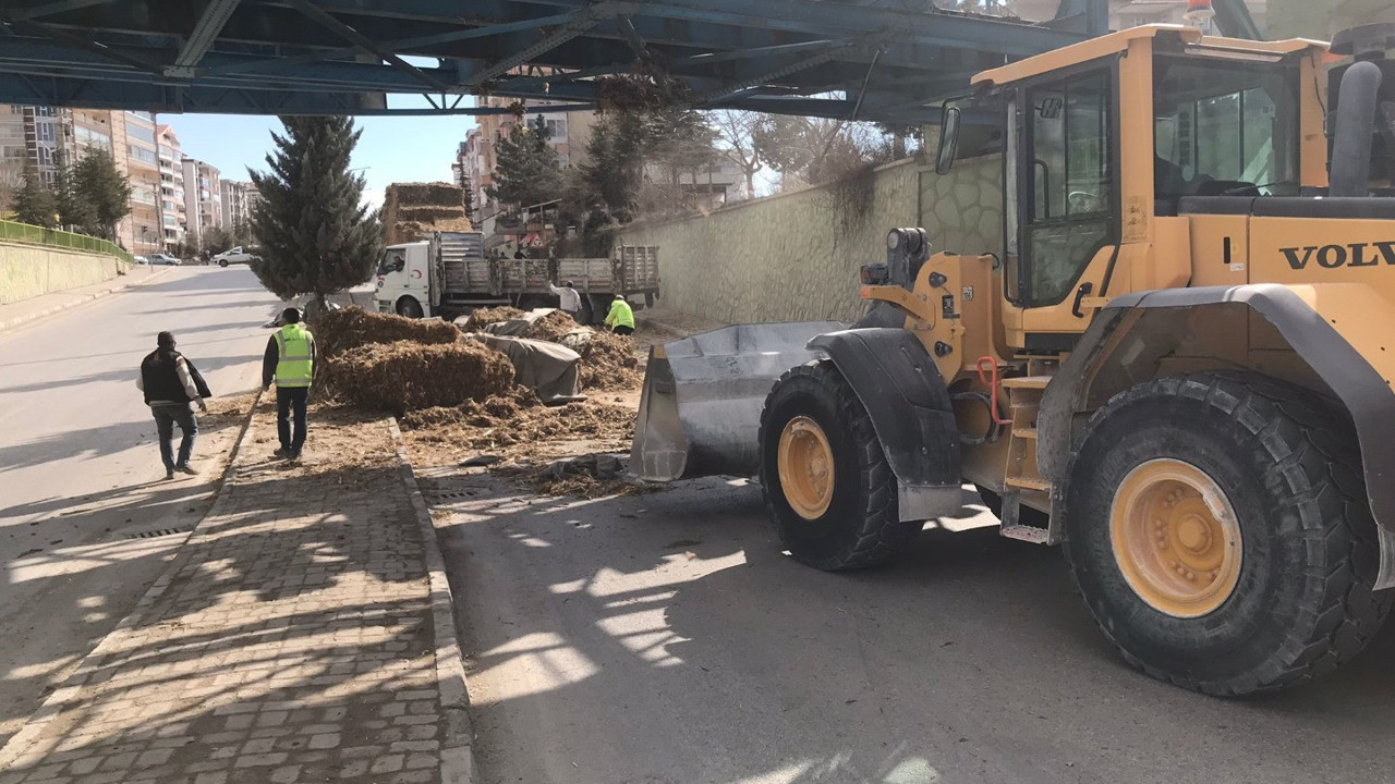 Saman balyası yüklü tır demiryolu geçidine çarptı