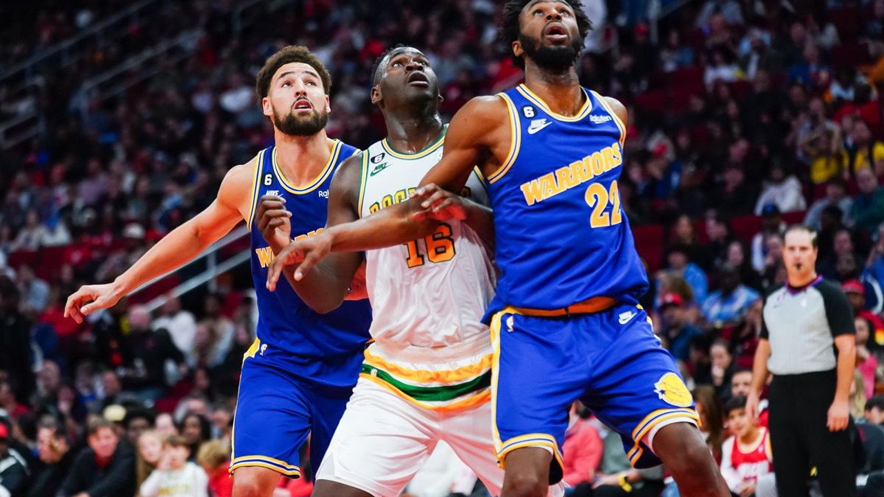 Warriors Rockets'i farklı yendi. Curry yerine Thompson galibiyeti getirdi