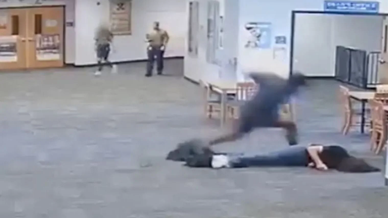 Oyun konsoluna el koyan öğretmenini öldüresiye dövdü