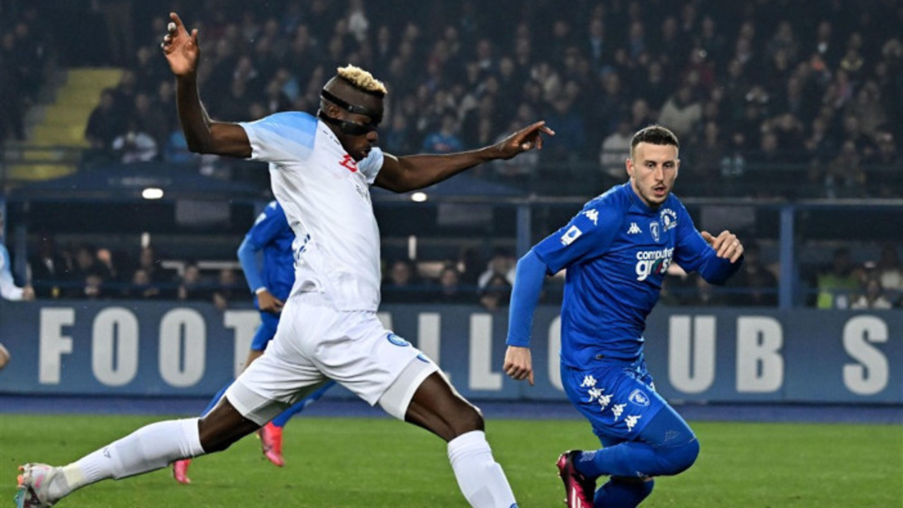 Napoli 10 kişiyle kazandı. Osimhen fırtınası