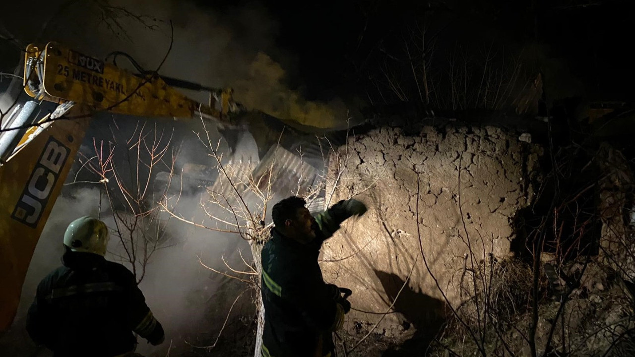 Erzincan’da metruk binada yangın