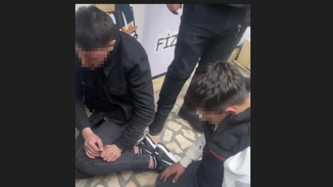 Zehir tacirlerini mahalleli dövdü