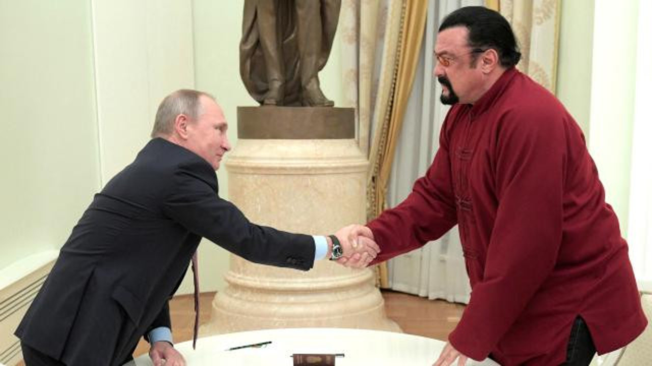 Putin’den ABD’li sinema oyuncusu Steven Seagal’a dostluk nişanı