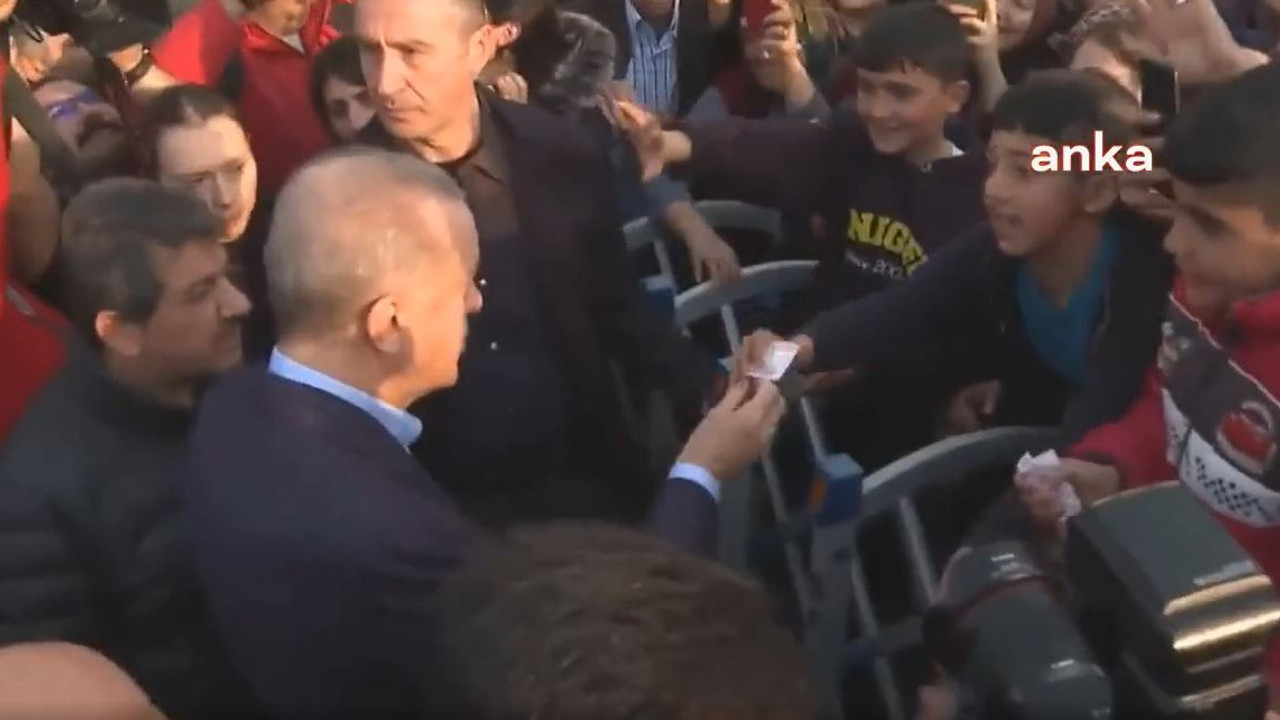 Erdoğan depremzedelere bayrammış gibi para dağıttı